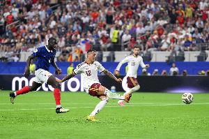 西班牙2-0领先法国，波罗独中两元，奥尔莫助功