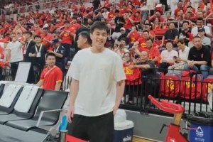 郭艾伦现身观战中国男篮与日本男篮对决