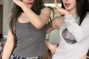 美娜此前跟自己的亲姐姐合拍视频，你们觉得像吗？