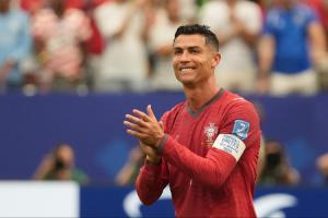 何小珂：我是罗真球王；帽子戏法和世界杯归属已无关紧要；你就是GOAT