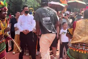 跳的很嗨！杰伦·格林与女友在广州长隆体验非洲部落舞