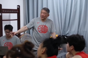 中国女篮完成热身训练后已返回国内，继续进行集训备战。目前队伍中有14名在训球员。
