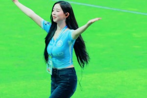 活泼女神！韩国美女歌手金采嬿解说比赛时在场边玩水枪
