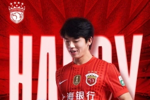 今日，海港足球俱乐部一线队球员鲍世蒙迎来生日，祝愿他生日快乐