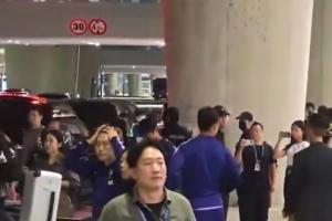 韩队机场受球迷激烈斥责：**种洪明甫！年薪退回！