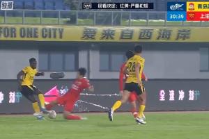 第29秒，张源亮踩到阿齐兹脚部，VAR介入后黄牌变红