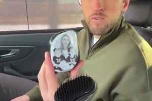 让太阳报无处下手的顾家好男人！凯恩随身携带印有妻女照片的梳子