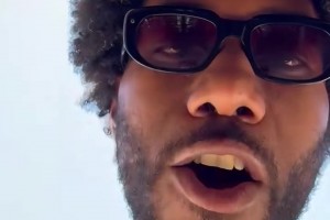 小卡：你小子在武汉等着！我订票了！我要把你们防得看不见篮筐！
