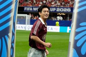 原来竟是摆球！中国演员李现亮相世界杯，为西班牙对阵沙特“开球”