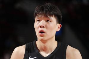杨瀚森半场仅15分钟便高效表现，得分篮板助攻全面开花，精彩换手扣篮令人惊艳！