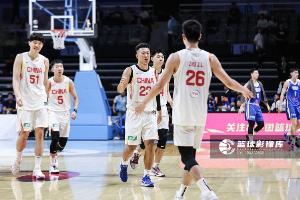 记者：男篮通过挡拆创造空间建立优势，但低位强攻仍存空间闭塞问题
