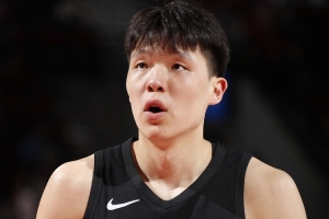 开拓者自媒体：签约卡尔森和保留罗威意图明显，球队对杨瀚森信心不足