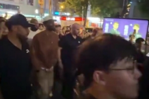 接地气！欧文成都街头漫步 与粉丝热情问好
