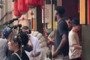 持续中国之旅!迪班萨抵京品糖葫芦 欣赏故宫心情愉悦