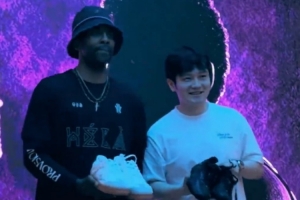 欧文中国之旅中与樊振东同框，双方互赠球鞋