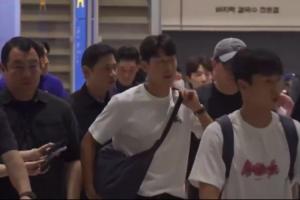待遇截然不同！洪明甫回韩国骂声震天，今日孙兴慜回国球迷鼓励