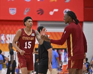 今年第34顺位新秀米利克·托马斯15投7中，三分球5投2中，砍下20分5篮板3助攻