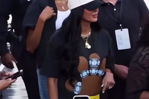 瓦妮莎和大女儿出席曼巴邀请赛，延续科比和吉安娜的精神