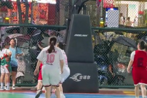 一场民间女子篮球赛，大姐这球技明显比别人高一头啊