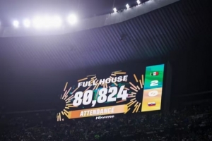 狂热！8万824人次涌入阿兹特克体育场见证墨西哥2-0厄瓜多尔，场馆座无虚席！