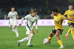 青岛西海岸在中超联赛中主场2-1击败海港后，已连续13轮未尝败绩