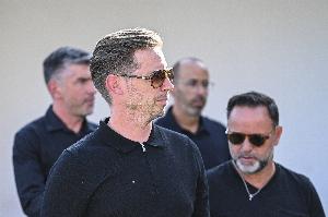 卡拉格论爱德华兹离职：他应先完成几笔签约再离任，教练始终是核心