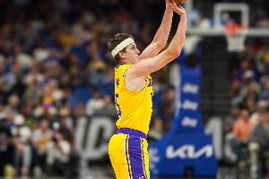 湖人休赛期投入高达4.46亿，里夫斯签下4年1.85亿合同，凯斯勒获4年1.3亿大合同