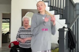 暖心一幕，WNBA卡梅伦布林克与奶奶家中跳舞 ！