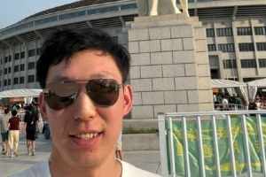 足球篮球联动!周琦力挺同城球队:三里屯国安打卡!
