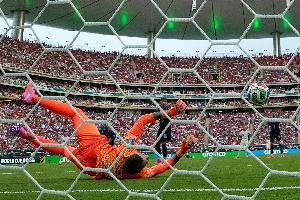西班牙1-0战胜乌拉圭！40岁穆斯莱拉黄油手扑救，巴埃纳转身射门得分