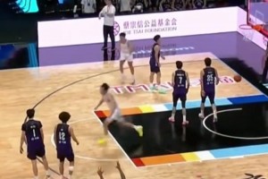 压哨绝杀！姚明张伟丽现场观战AUBL大学生篮球半决赛...