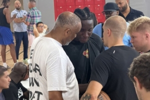 美媒报道：奥拉迪波参加NBA夏季联赛试训，试训结束后感动落泪并与球探逐一握手
