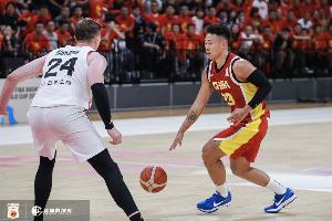 效率低下！贺希宁15投5中仅得12分1篮板2助攻，下半场仅得2分