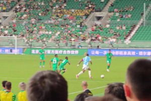 良心外援！实拍：国安外援孔特面对模型巨大的对手依旧玩命拼抢