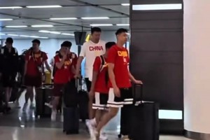 中国男篮全队顺利抵达海口，正式开启国际团结杯的备战阶段...