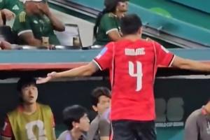 金玟哉表示赛后向教练摊手表现不满是对防守的不满，可能影响团队氛围，已致歉
