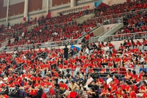 心碎！中国男篮主场不敌日本队 沈阳奥体中心观众提前退场