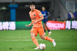 云南玉昆28岁中场球员张宇峰即将加入深圳新鹏城，近期将公布官方消息