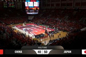 中国男篮半场以10分之差落后，日本男篮三分球反击全面开花，霍金森贡献17分