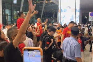 中国男篮集训队今夜抵达沈阳，机场迎来球迷热情欢迎