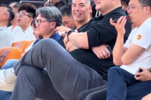 姚明、斯科拉亲临明日之星现场！哥俩聊啥呢？笑这么开心...