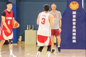 胡明轩归来，王俊杰归队：这一战或将改写格局？中国男篮热身赛背后的深远影响